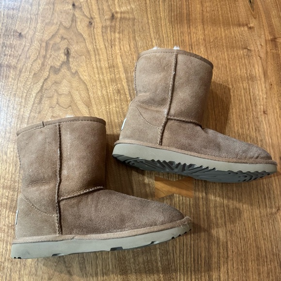UGG Kids' Classic Short II Water Resistant Shearling Boot Chestnut Brown Size 2 - Picture 6 of 12